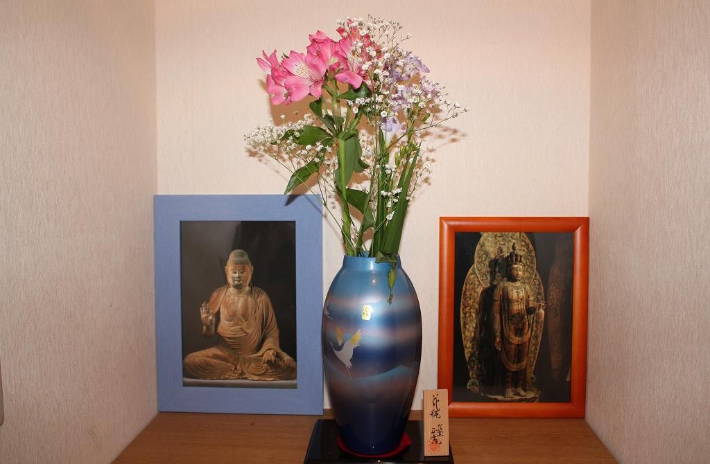 とうとう花を飾る様に・・・石田屋の空瓶からセカンドストリートの花瓶に変えました