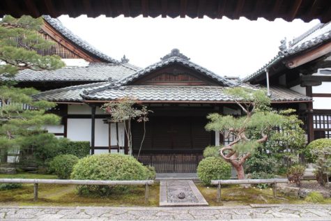 春光（巌）院　松江藩主堀尾吉晴が長男の菩提を弔うために建立　1590年