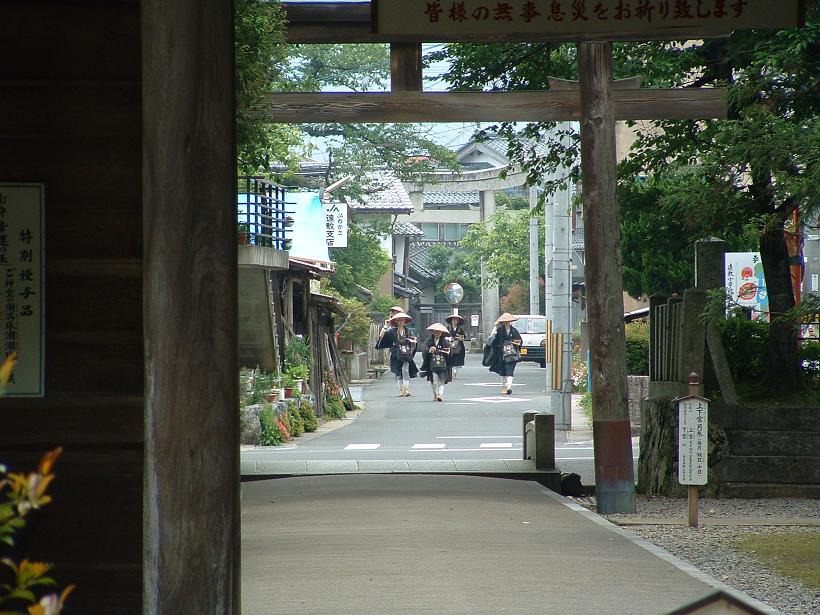 姫神社の托鉢僧